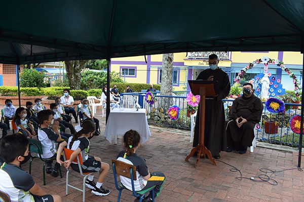 CON EL SANTO ROSARIO CONCLUYÓ LA SEMANA MARIANA