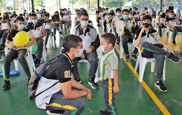 'AHIJADOS' MOTIVARON A SUS 'PADRINOS' PARA LA PRUEBA ICFES