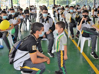 'AHIJADOS' MOTIVARON A SUS 'PADRINOS' PARA LA PRUEBA ICFES 