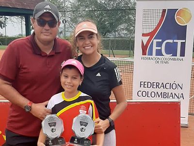 ESTUDIANTE CISNERISTA CAMPEONA EN TORNEO DE TENIS 