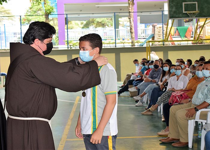 ESTUDIANTES FUERON EXALTADOS EN ASAMBLEA DE PADRES DE FAMILIA