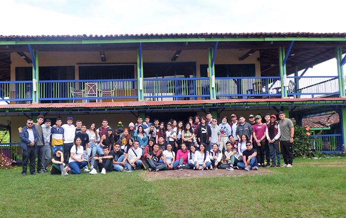 ESTUDIANTES DEL GRADO 11° TUVIERON SU ENCUENTRO FRATERNO EN CALARCÁ