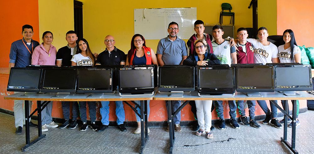 COLEGIO CISNEROS REALIZÓ DONACIÓN DE COMPUTADORES (Video)