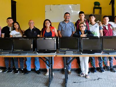 COLEGIO CISNEROS REALIZÓ DONACIÓN DE COMPUTADORES (Video) 