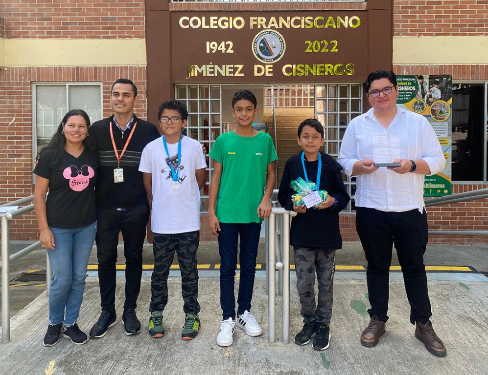 ESTUDIANTES CISNERISTAS PREMIADOS EN CONCURSO DE ROBÓTICA