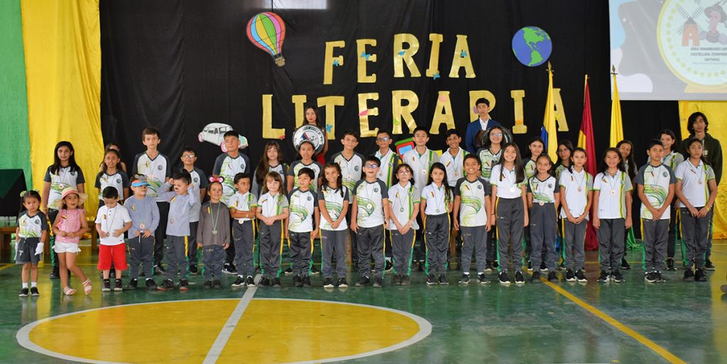 CON IZADA DE BANDERA Y FERIA LITERARIA CONMEMORAMOS EL DÍA DEL IDIOMA ESPAÑOL