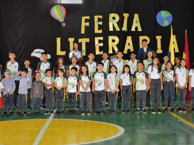 CON IZADA DE BANDERA Y FERIA LITERARIA CONMEMORAMOS EL DÍA DEL IDIOMA ESPAÑOL 