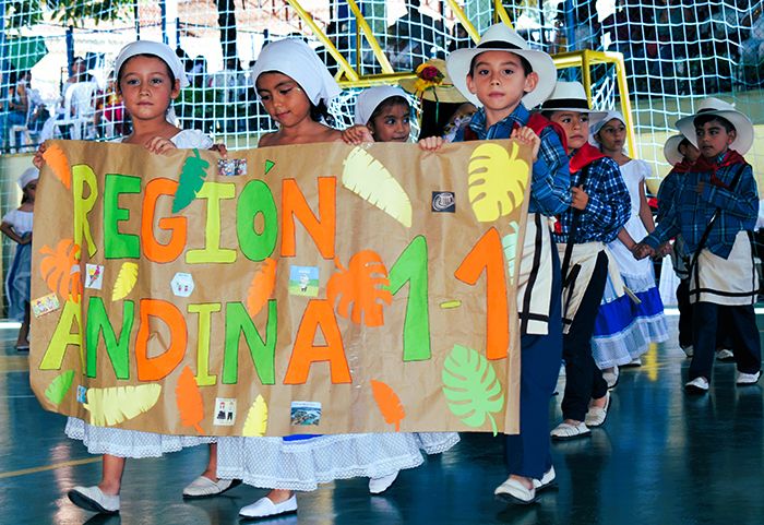 LA FIESTA DEL FOLCLOR SE VIVIÓ EN EL CISNEROS