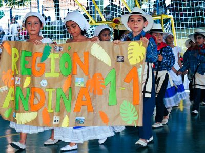 LA FIESTA DEL FOLCLOR SE VIVIÓ EN EL CISNEROS 