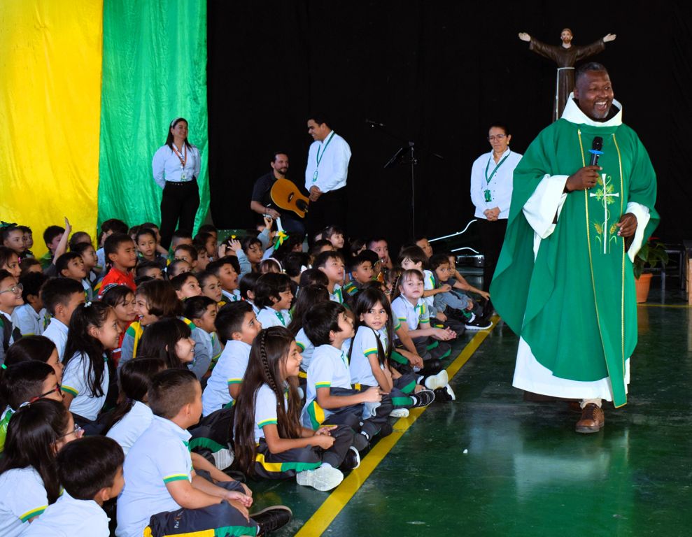 EMOTIVA EUCARISTÍA PARA DAR INICIO AL II SEMESTRE ACADÉMICO