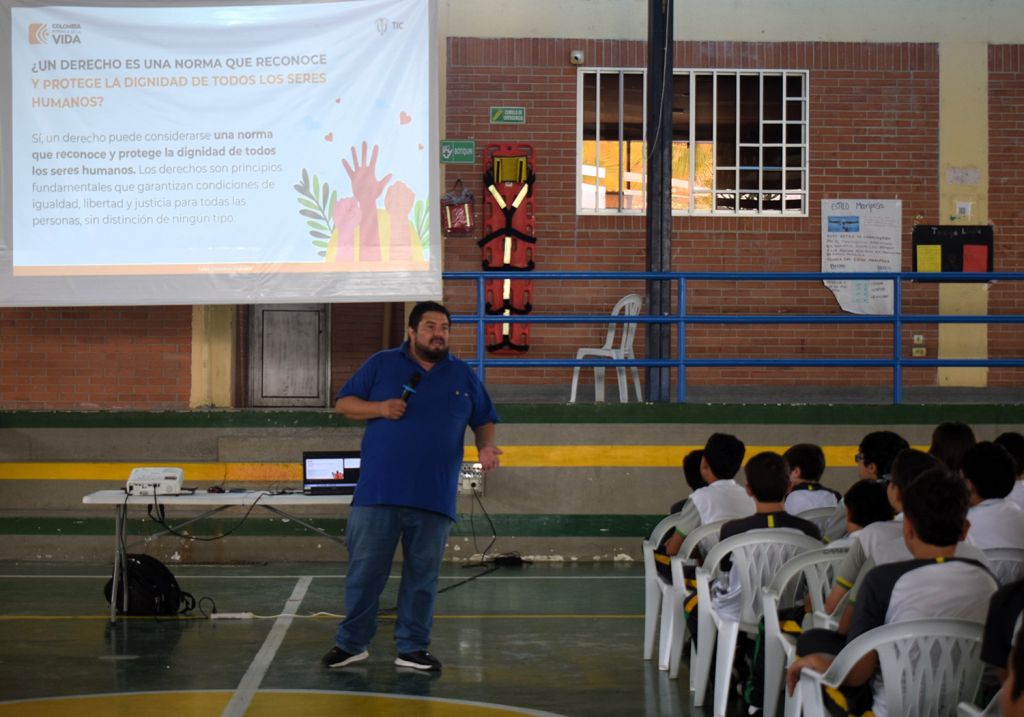 ESTUDIANTES CISNERISTAS RECIBIERON TALLER DE CIBERPAZ