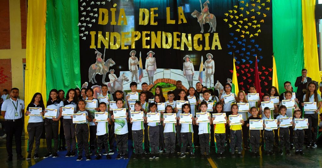 GALERÍA: IZADA DE BANDERA EN CONMEMORACIÓN A LA INDEPENDENCIA DE COLOMBIA