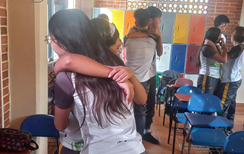 ESCUELA DE GESTOS: FEBRERO, MES DEL ABRAZO