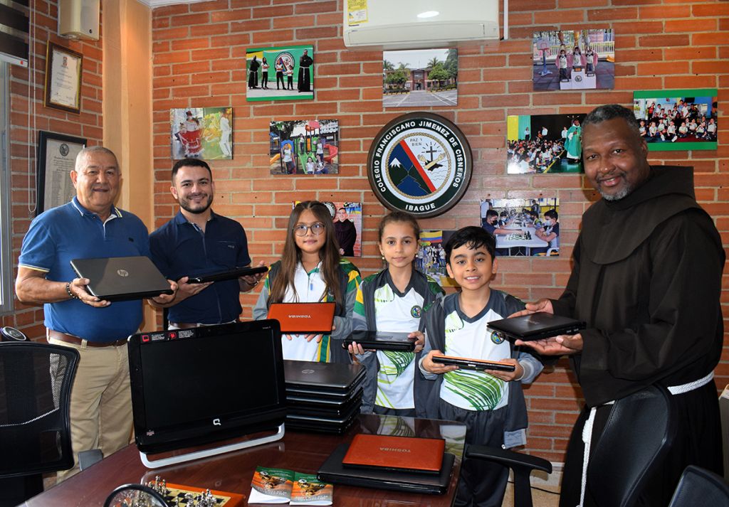 CISNEROS REALIZA DONACIÓN DE COMPUTADORES A I.E. RURAL