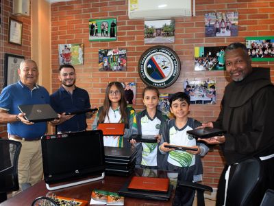 CISNEROS REALIZA DONACIÓN DE COMPUTADORES A I.E. RURAL 