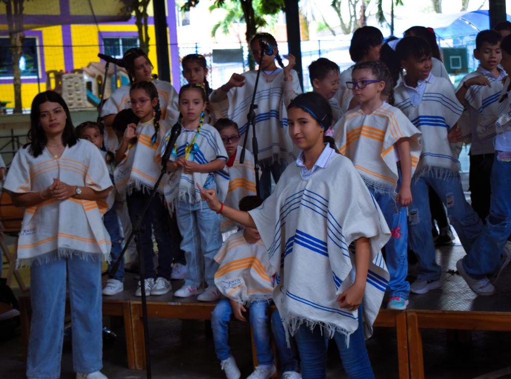 EL CORO MANOS BLANCAS ILUMINA NUESTRO COLEGIO CON MÚSICA Y SEÑAS