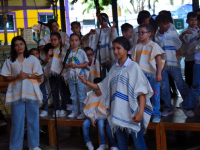 EL CORO MANOS BLANCAS ILUMINA NUESTRO COLEGIO CON MÚSICA Y SEÑAS 