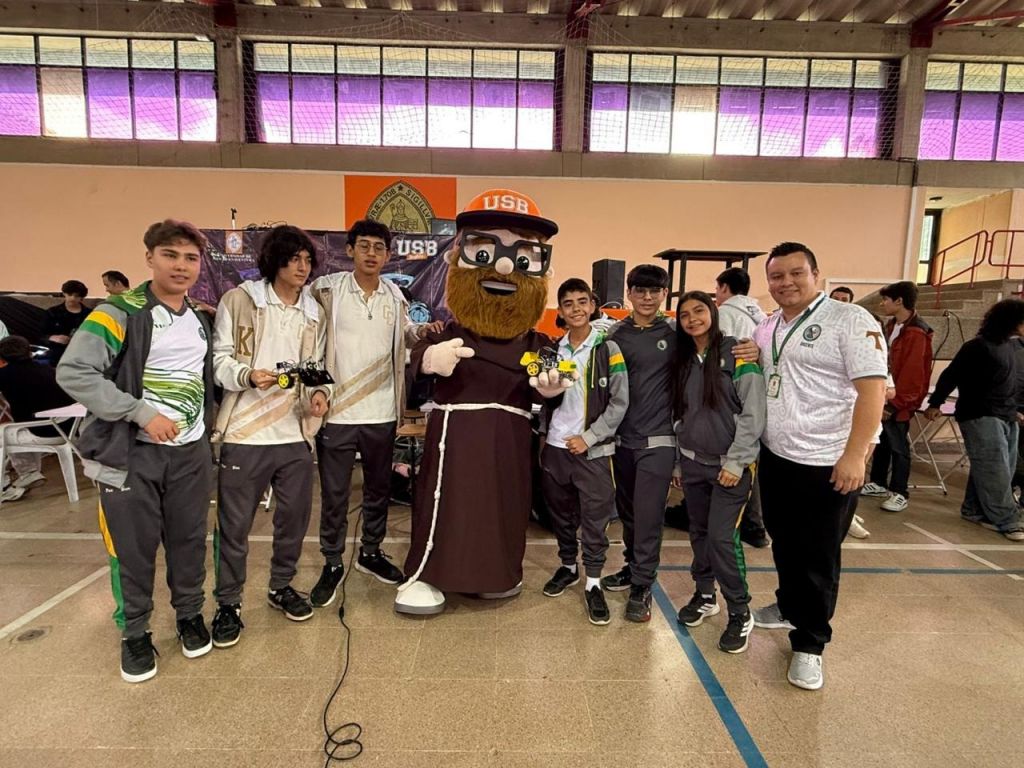 ESTUDIANTES CISNERISTAS PARTICIPARON EN COMPETENCIA DE ROBÓTICA