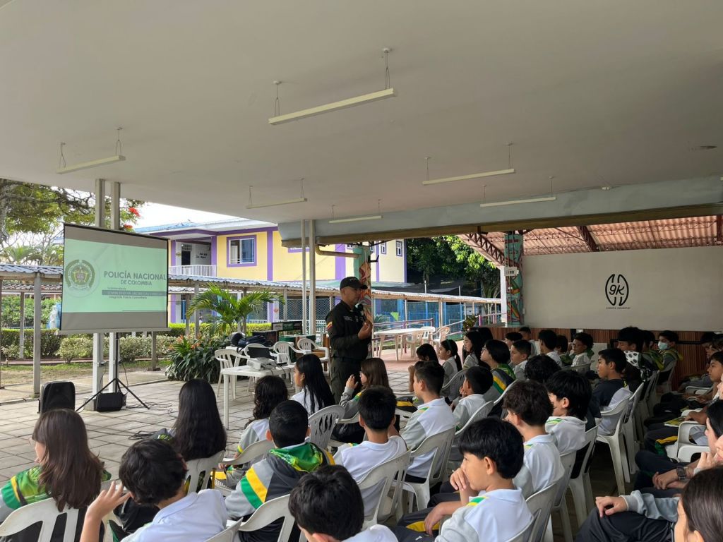 ESTUDIANTES RECIBIERON CAPACITACIÓN DE LA ESCUELA DE PREVENCIÓN DE LA POLICÍA NACIONAL