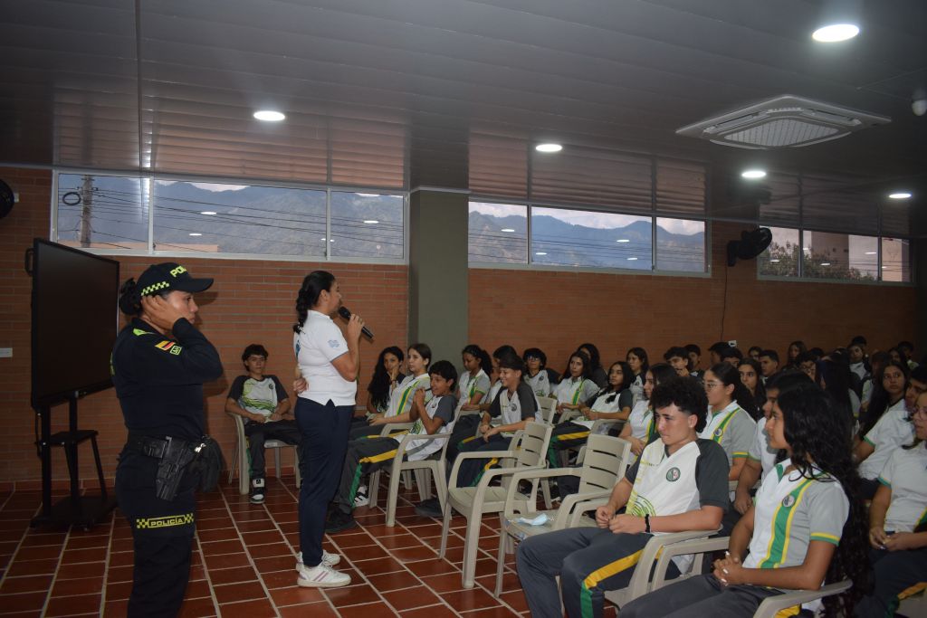 POLICÍA Y COLEGIO FORTALECEN LA PREVENCIÓN Y EL BIENESTAR DE LOS ESTUDIANTES CISNERISTAS