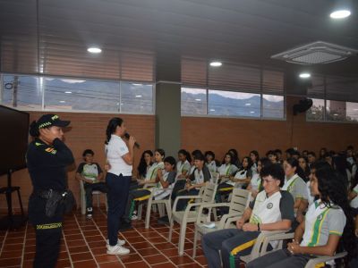 POLICÍA Y COLEGIO FORTALECEN LA PREVENCIÓN Y EL BIENESTAR DE LOS ESTUDIANTES CISNERISTAS 